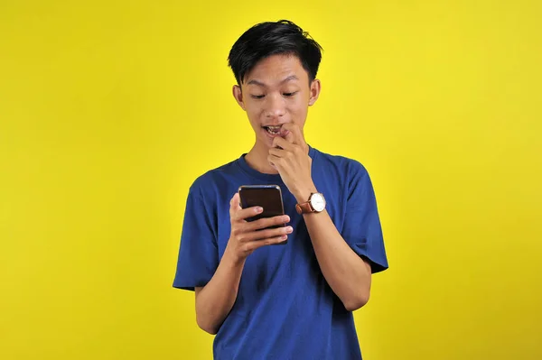 Shocked Cara Hombre Asiático Camisa Blanca Mirando Pantalla Del Teléfono — Foto de Stock