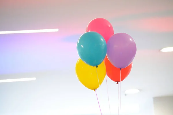 Balões Coloridos Sobre Fundo Branco — Fotografia de Stock
