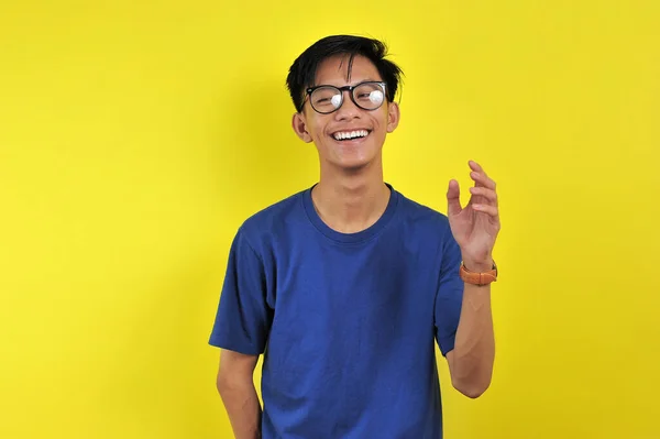 Pria Asia Muda Yang Bahagia Tersenyum Memakai Kacamata Terisolasi Latar — Stok Foto