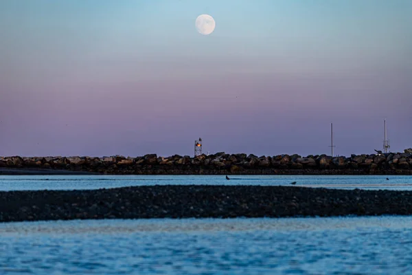 Księżyc Wschodzący Nad Łodziami Skałami Oceanie — Zdjęcie stockowe