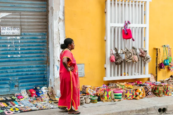 Lokal Colombiansk Kvinde Sælger Souvenirs Fortovet Cartagena - Stock-foto