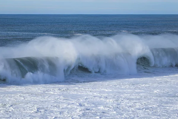 Ondas Batendo Praia — Fotografia de Stock