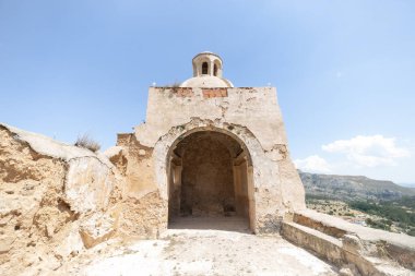 Las Cuevas 'taki Los Poyos' un ortaçağ şatosu kalıntıları.