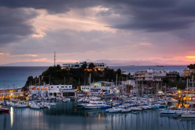 Atina, Yunanistan 'daki Mikrolimano marinasında akşam.