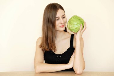 Genç milenyum kadını elinde lahanayla