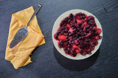 Kırmızı meyveli bir cheesecake: çilek, ahududu ve yaban mersini