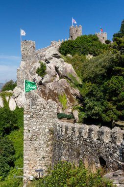 Lizbon, Portekiz yakınlarındaki Sintra 'daki eski fundalık kale ve kulelere güzel bir manzara