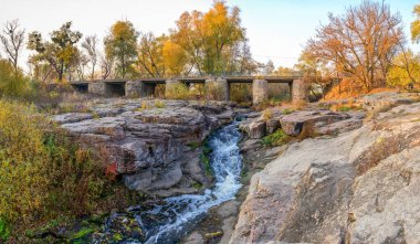Buky Canyon ve Hirskyi Tikych nehri, sonbaharda Ukrayna 'nın doğal harikalarından biridir.
