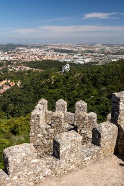 Lizbon, Portekiz yakınlarındaki Sintra 'daki eski fundalık kale ve kulelere güzel bir manzara