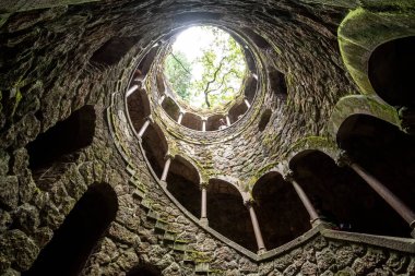 Quinta da Regaleira, Sintra, Lizbon, Portekiz yakınlarındaki eski tarihi kuleye güzel bir manzara