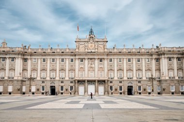 Madrid 'de süslü cepheli Kraliyet Sarayı' nın önündeki geniş meydan.