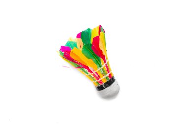 Badminton için parlak renkli fotoğraf horozu beyaz arkaplanda izole.