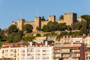 Lizbon, Portekiz 'in merkezindeki tarihi şehir binaları ve şatoya güzel bir manzara