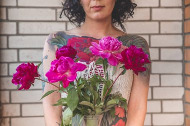 Gülleri olan güzel bir kız. Güzel model kadın yüzü. Mükemmel Cilt.