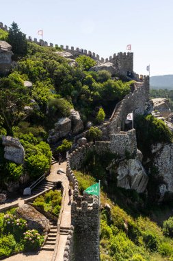 Lizbon, Portekiz yakınlarındaki Sintra 'daki eski fundalık kale ve kulelere güzel bir manzara