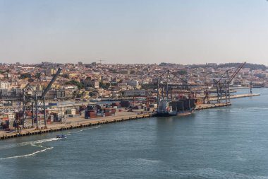 Lizbon, Portekiz 'de nehir kenarındaki sanayi bölgesine güzel bir manzara