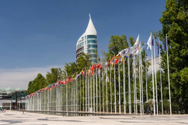 Lizbon, Portekiz 'deki Parque das Nacoes bölgesinde bayraklar ve modern binalar için güzel bir manzara
