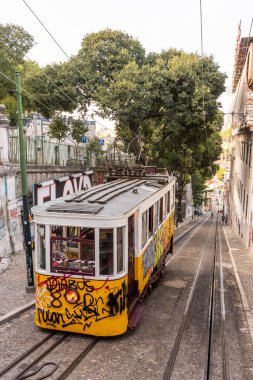 Lizbon, Portekiz 'in merkezindeki tarihi tramvay asansörü ve binaların güzel manzarası