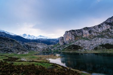 Covadonga gölünün gün batımı manzarası. Ercina Gölü