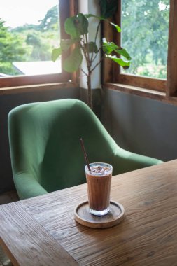 Lezzetli buzlu kahve ve sütlü çikolata eritilmiş içecek, stok fotoğrafı.