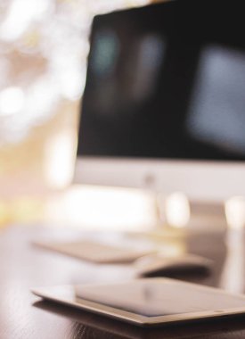 Masadaki modern dizüstü bilgisayarın klavyesini kapat.