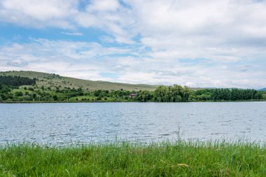 Gölün resimli sahili, güzel bir yaz manzarası..