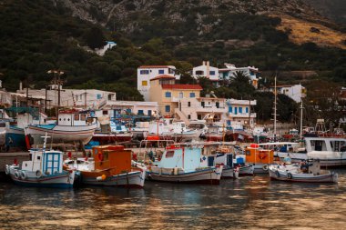 Fourni, Yunanistan - 28 Nisan 2018: Yunanistan 'ın Fourni adasının ana köyündeki liman manzarası.