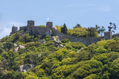 Lizbon, Portekiz yakınlarındaki Sintra 'daki eski fundalık kale ve kulelere güzel bir manzara