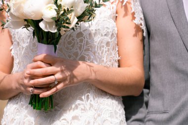 Düğün çifti çiçek buketi ile