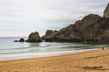 Sonbaharda bulutlu bir günde Bask Bölgesi 'nde Laga' nın plajı