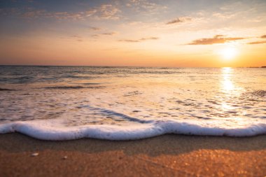 Akdeniz 'de gün batımında dalgalar.