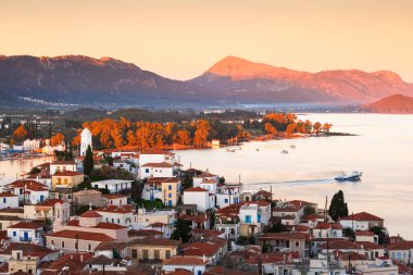 Moreloponese yarımadasındaki Poros Adası ve Galatas köyünün havadan görünüşü