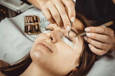 COVID19 virüsü için maske ve koruyucu ekranla çalışan güzellik uzmanı