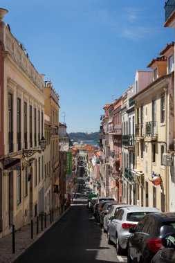 Lizbon, Portekiz 'in merkezindeki eski tarihi şehir binaları ve caddelerine güzel manzara