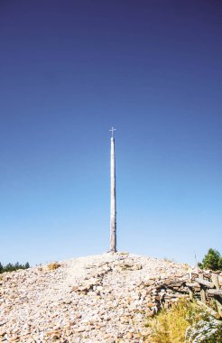 Santiago 'ya giden yüksek yolda kesişen taşlar dağı.