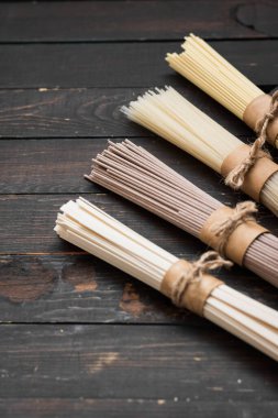 Çeşitli glütensiz karabuğday, yumurta ve pirinç eriştesi..