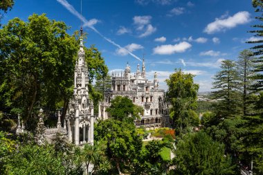 Eski tarihi sarayın ve Lizbon yakınlarındaki Quinta da Regaleira, Sintra 'da yeşil ağaçlı kulelerin güzel manzarası.