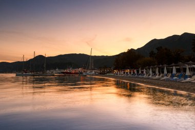 Denizin üzerinde güzel bir gün batımı
