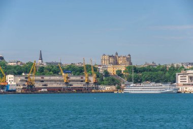 Odessa, Ukrayna 06.06.2020. Odessa, Ukrayna 'daki kargo limanı ve konteynır terminalinin deniz manzarası
