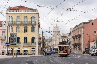 Lizbon, Portekiz 'in merkezindeki tarihi tramvay ve binalara güzel bir manzara