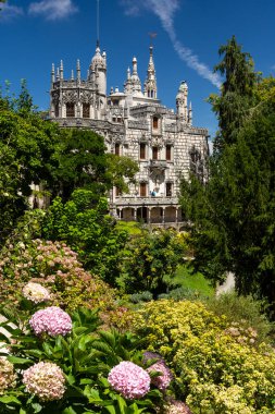 Eski tarihi sarayın ve Lizbon yakınlarındaki Quinta da Regaleira, Sintra 'da yeşil ağaçlı kulelerin güzel manzarası.