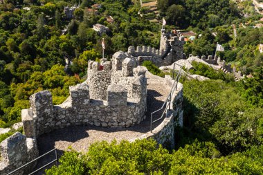 Lizbon, Portekiz yakınlarındaki Sintra 'daki eski fundalık kale ve kulelere güzel bir manzara