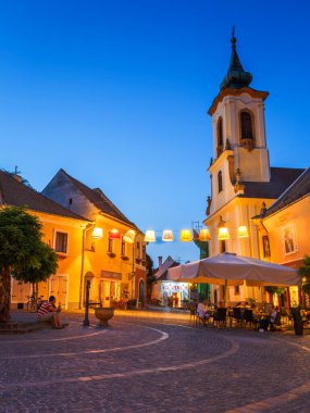 Szentendre, Macaristan - 17 Ağustos 2018: Macaristan 'ın Szentendre kentinin ana meydanındaki kafe