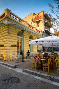 Lefkada şehrinin ana meydanındaki kafe ve restoranlar.