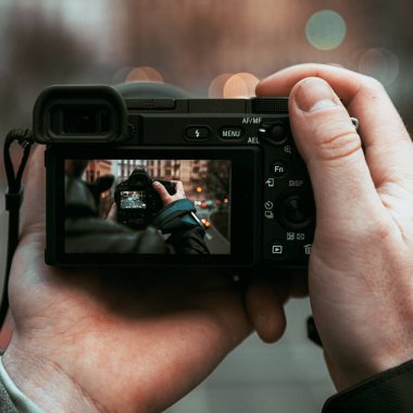 Kamerayla başka bir kamera ve mercekle fotoğraf çekmek