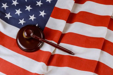 ABD Hukuk Bürosu ve ABD avukatları Amerikan bayrağı üzerinde hakimin tokmağında