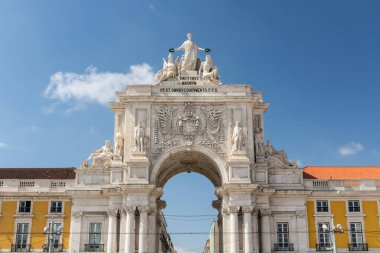 Comercio halk meydanındaki tarihi Arco da Augusta 'ya güzel manzara, Lizbon, Portekiz şehir merkezi