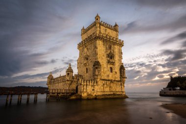Portekiz, Lizbon 'daki Belem Kulesi' nin eski tarihi binasının güzel manzarası