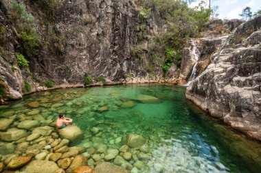 Portekiz, Peneda Geres Ulusal Parkı 'ndaki nehir üzerinde kristal berrak su ve yeşil havuz için güzel bir manzara
