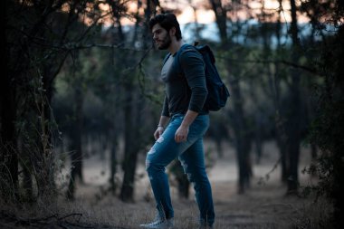 Sırt çantalı genç bir çocuk ormanın ortasında kaybolmuş.